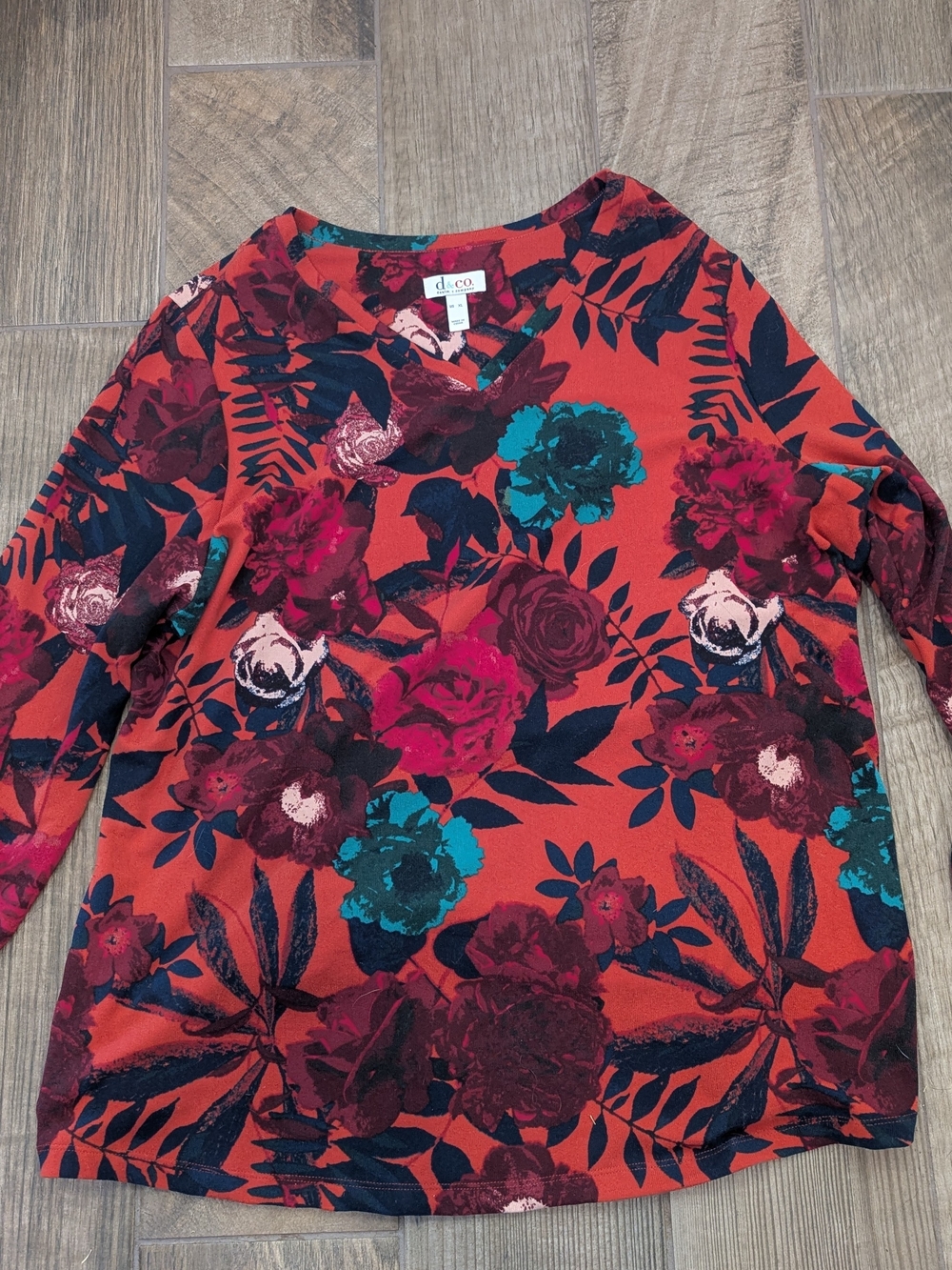 d.e.c.o. Women's Rust Floral V-Neck Sweater